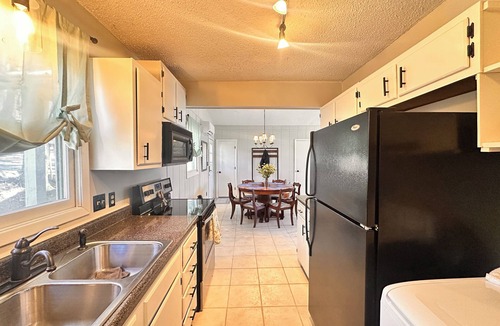 Wolf Laurel House | Peaceful Retreat, hot tub, fireplace, fire pit, close to Hatley Pointe!