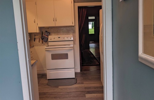 Earlington House | Peaceful Southern Charm: Well Equipped, High Ceilings, Comfy 3 bedroom Home Away