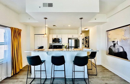 Mile Square Apartment | Perfect Downtown Location For Events And Sports