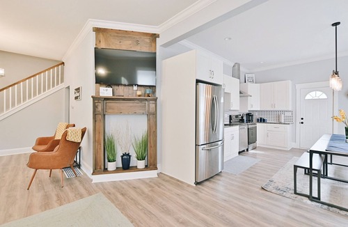 Near Northside House | Perfect Large Downtown Indy Home - Sleeps 16 - Luxury, Clean & Central Location