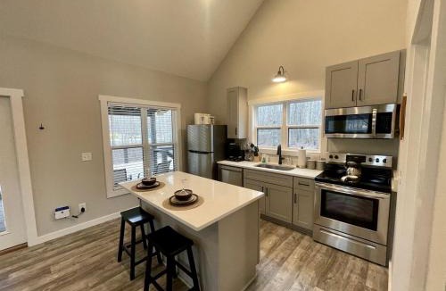 Monteagle House | Pet-Friendly Cabin with Private Deck and BBQ in Tennessee