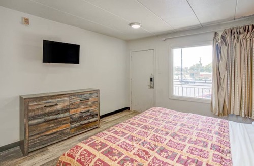 Oak Lawn Hotel | Pet-Friendly King Bed Stay near Wolfe Wildlife Park | Functional & Free Parking!