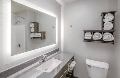 Plainfield Hotel | Pet-Friendly Space w/Full Kitchen for Convenient Extended Stays