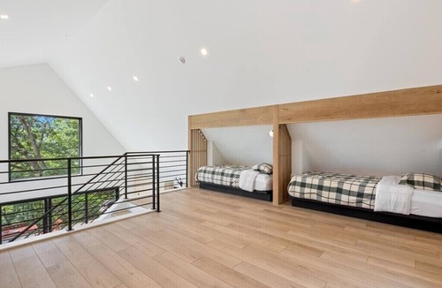 Mount Jackson Cabin | Pet-Friendly Treehouse Sanctuary w/Hot Tub & Firepit