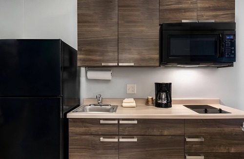 Dahlgren Hotel | Pet-Friendly Room with Full Kitchen Near Local Shopping and Dining Attractions