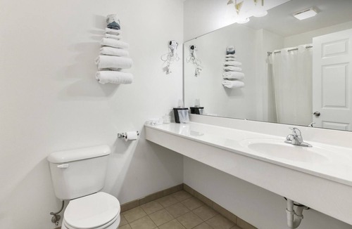 Red Bud Bed & Breakfast | Petite Single King Suite with Free Parking!