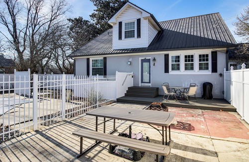 Manchester House | Pool, Patio & Putting Green: Manchester Getaway
