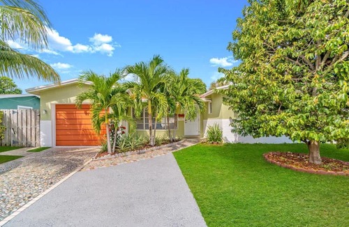 North Lauderdale House | Poolside Paradise in North Lauderdale