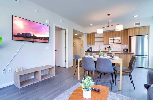 Clarendon Apartment | Prime Location Apt | Steps from Metro | Gym
