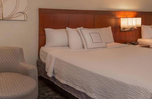 Rosslyn Hotel | Prime Location! Comfortable Accessible Room, Self Parking & Onsite Starbucks!