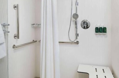 Rosslyn Hotel | Prime Location! Comfortable Accessible Room, Self Parking & Onsite Starbucks!