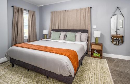 Walnut Hills Apartment | Prime Walnut Hills, 5min to UC, Lux King Beds, Sleep 6ppl, Smart TVs