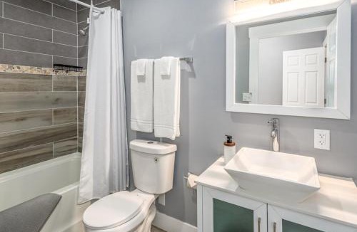 Walnut Hills Apartment | Prime Walnut Hills, 5min to UC, Lux King Beds, Sleep 6ppl, Smart TVs