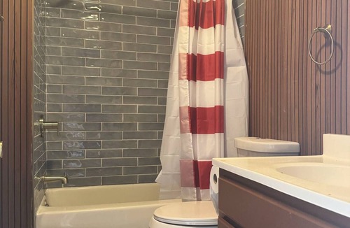 Inglefield Apartment | Princeton Suite 6 - KING 2BR/2BA