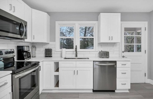 Columbia House | Pristine 3BR | Centrally located & Pet Friendly