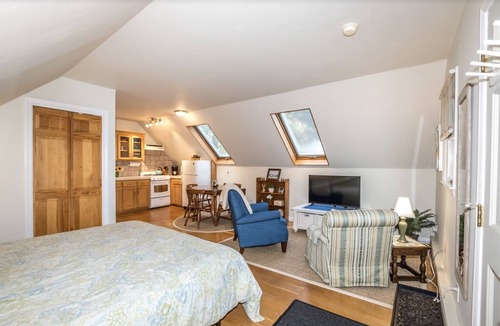 Lake Pocotopaug House | Private Access Studio king bed WiFi all the amenities of a hotel 5⭐️ experience