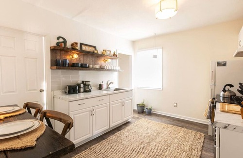 Torrington Apartment | Private Modern 3 Bed Apt Close to Downtown- 1st Flr