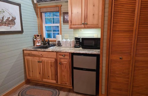 Jamestown House | Private romantic Tiny Home King bed Jamestown