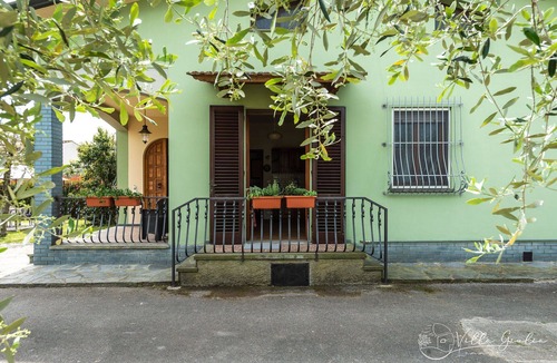 Capannori Villa | Private Villa with A/C, private pool, WIFI, TV, veranda, pets allowed, parking, close to Lucca