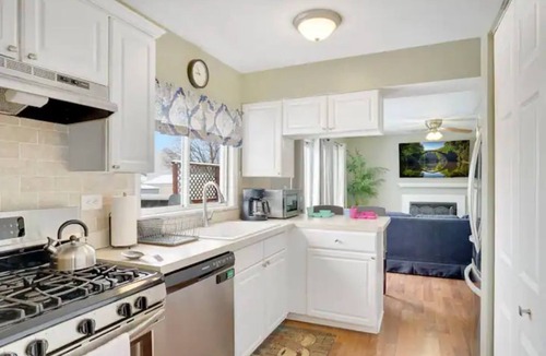 Fox Valley House | PROMO 10% WEEKLY AND 15% MONTHLY OFF Naperville/Aurora, King Bed, Fenced Yard!