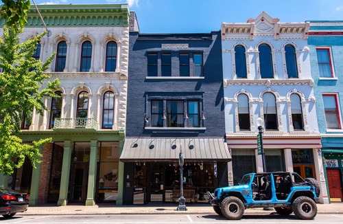 New Albany House | Quaint Historic Downtown: Walk to Dinner & Shops, Poker Table, Rooftop, Garage