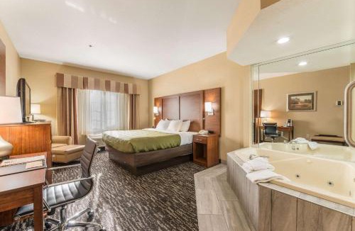 Flat Rock Hotel | Quality Inn & Suites Hendersonville - Flat Rock