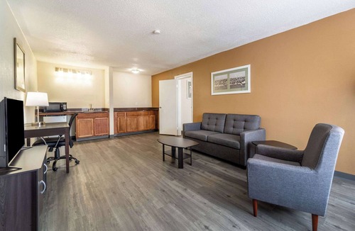 Vandalia Hotel | Quality Inn & Suites Vandalia near I-70 and Hwy 51