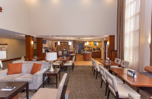 Bowling Green Apartment | Queen Studio Suite | Free Breakfast, Pool & Gym