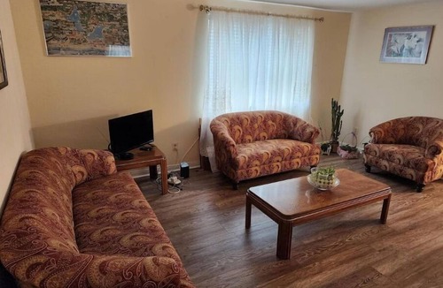 Woodberry Apartment | Quiet 2 Bedroom Apartment Condo close to Downtown - Emerald Elite