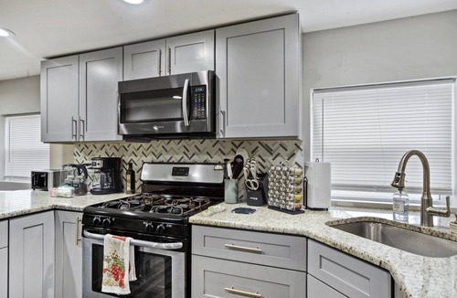Belmont Cragin Hotel | Quiet Area - Revamped Basement