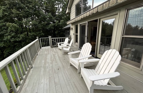 Saluda House | Quiet, Extensive Mountain View Escape with 40+ private acres - 3 miles from town