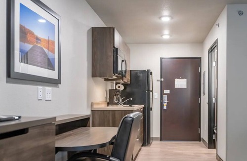 Plainfield Hotel | Relax in a Fully Equipped Room Near Perry Crossing Shops