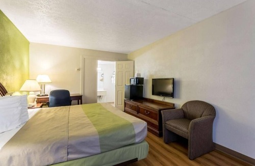Edgewood Hotel | Relaxing Room Near Ripken Stadium w/On-Site Restaurant