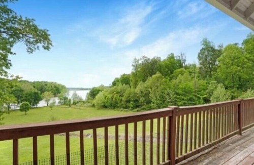 Eddyville House | Relaxing & spacious waterfront home on Barkley Lake with 5 Bedrooms and 4 Baths