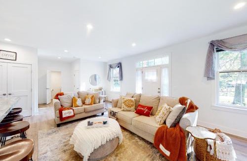 Pasadena House | Renovated, dog-friendly home with private pool, hot tub & stunning backyard
