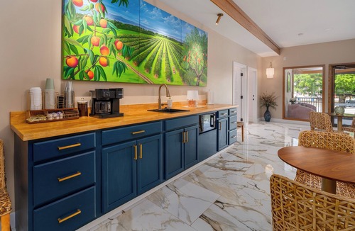 Cobden House | Rent All 5 Suites at Peach Tree Inn