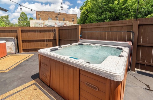Cobden House | Rent All 5 Suites at Peach Tree Inn