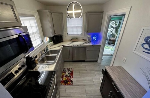 Georgetown House | Retro Home Near Horse Park and Ark, Pet Friendly