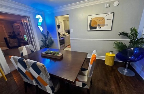 Georgetown House | Retro Home Near Horse Park and Ark, Pet Friendly