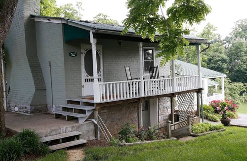 Harrisonburg Cabin | River Birch Cabin - By the Side Of the Road Inn and Cottages