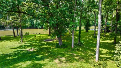 Fishers House | River Retreat Secluded Oasis with Hot Tub-Family Friendly