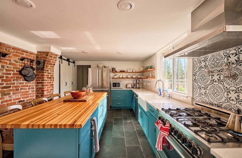 Carlton House | River's Edge Ranch - 3BR riverside farmhouse