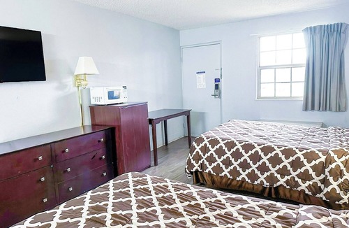 Madisonville Hotel | Road Trip Ready: 3 Rooms for Pet Owners + Convenient and Relaxing Stay