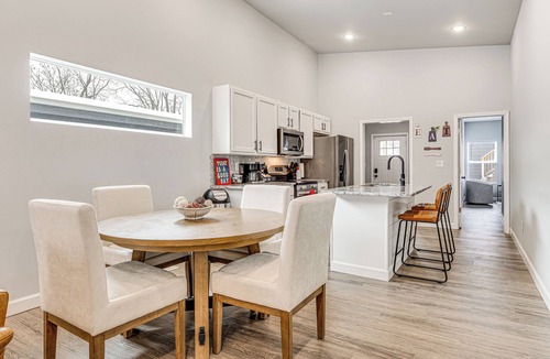 Near Eastside House | Rooftop Lounge & City Views! 3BR 3 Mi to Dtwn Indy