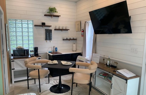 Arcadia Cottage | Ruscincy’s Rest "minutes drive to Orioles stadium"