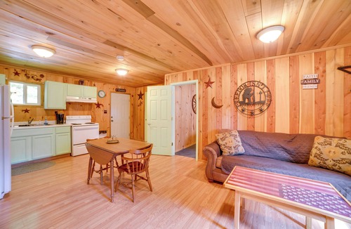 New Concord Cabin | Rustic Cabin on Farm ~ 4 Mi to Kentucky Lake!