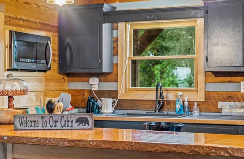 Mohawk House | Rustic & private log cabin in East Tennessee (dogs allowed!)
