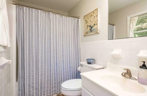 Broadway House | Scenic mountain view 3 BR house on farm with pool