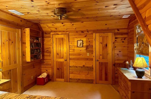 Harman House | Secluded Seneca Rocks cabin | Hot tub & fire pit