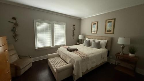 Des Plaines House | Serene & Charming 5BR Des Plaines Getaway